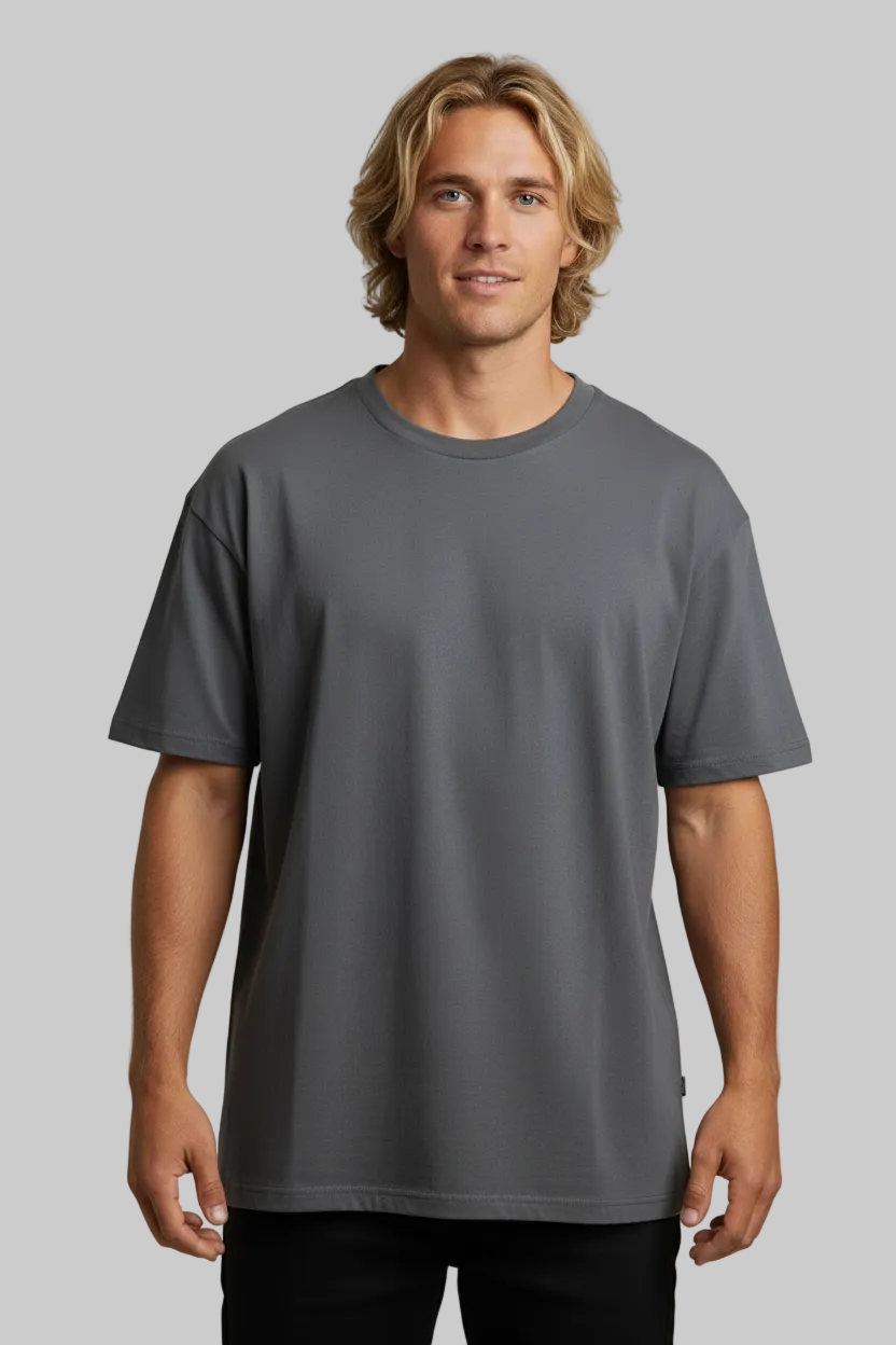 T-shirt oversize grigia RAD T-04 indossata dal modello biondo in studio