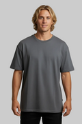 T-shirt oversize grigia RAD T-04 indossata dal modello biondo in studio
