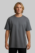 T-shirt oversize grigia RAD T-04 indossata dal modello biondo in studio